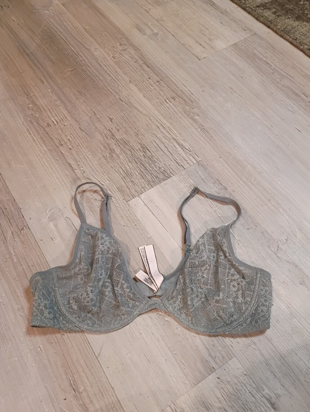 Victoria Secret - Picture 2 of 5